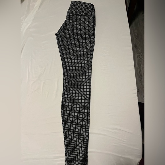 Size 6 US LuluLemon leggings, black and silver, low rise, heavier weight fabric - Picture 3 of 4